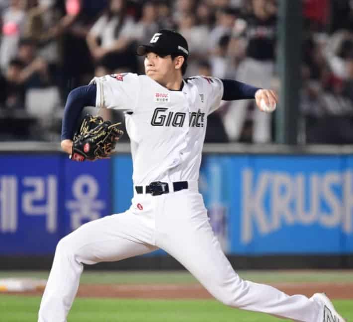 27일 부산 사직구장에서 열린 롯데와 KT의 경기. 투구하고 있는 롯데 홍민기